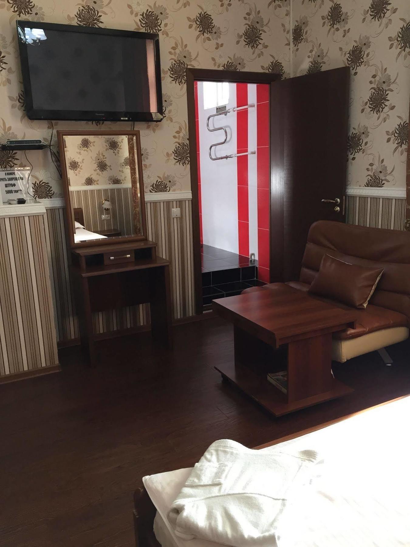 Rise Hotel Almaty Esterno foto
